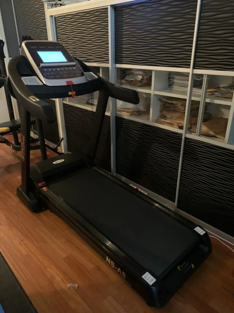 4.5HP Treadmill with Touchscreen, TV, WiFi, Music (Nashua)