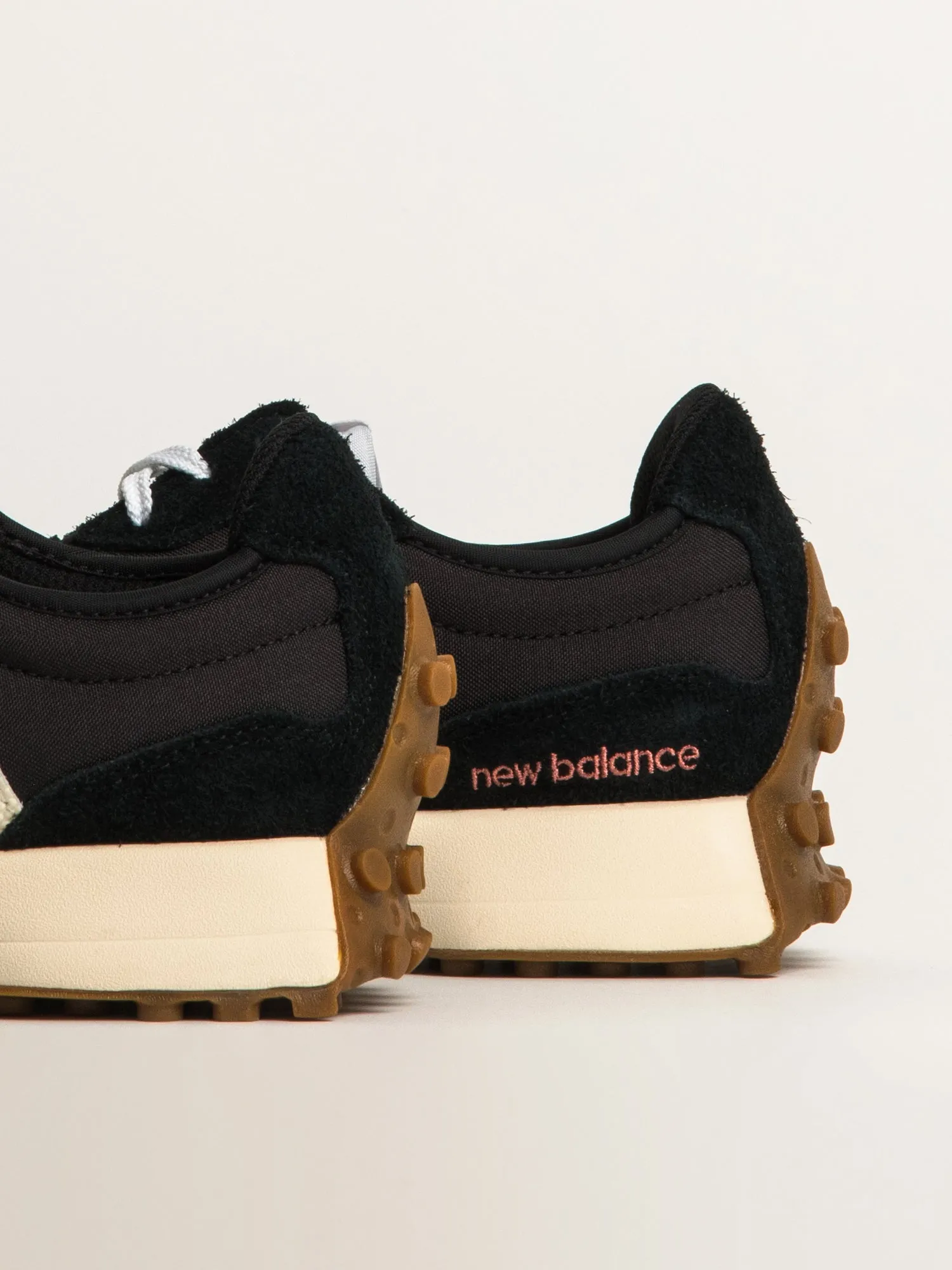 WOMENS NEW BALANCE THE 327 SNEAKER - BLACK